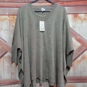 Womens V neck Ponch styls w/short sleeves Nwt soft OSFM  light weight